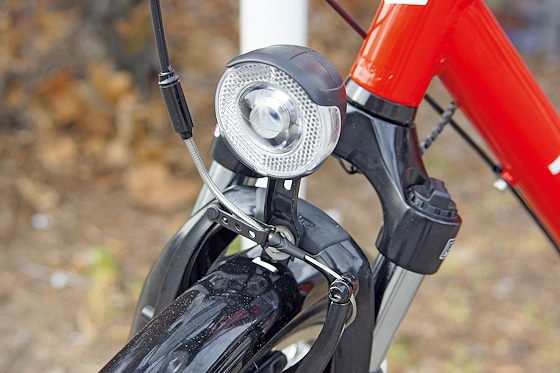 Der LED-Frontscheinwerfer liefert Licht einer Stärke von 25 Lux. Die Schutzbleche beim Modell "Feuerwehr" sind schwarz lackiert.