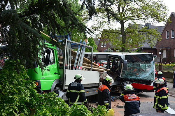 Schwerer Busunfall im Hamburg Wandsbek. Ein Linienbus ist auf einen am Fahrbahnrand geparkten Lastwagen geprallt. Foto: Lars Ebner Schwerer Busunfall im Hamburg Wandsbek. Ein Linienbus ist auf einen am Fahrbahnrand geparkten Lastwagen geprallt. Foto: Lars Ebner