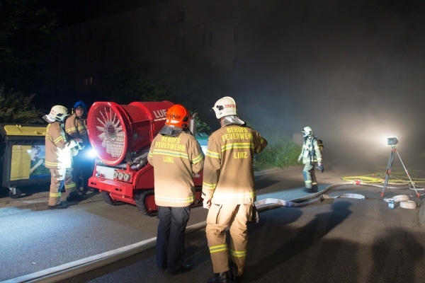 Einsatzkräfte bereiten das Löschunterstützungsfahrzeug LUF 60 zur Entrauchung einer verqualmten Tiefgarage in Linz vor. Foto: www.foto-kerschi.at Einsatzkräfte bereiten das Löschunterstützungsfahrzeug LUF 60 zur Entrauchung einer verqualmten Tiefgarage in Linz vor. Foto: www.foto-kerschi.at