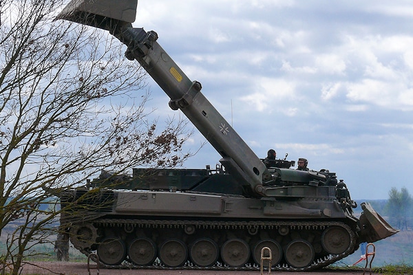 Die Bundeswehr rückt auch mit Panzern nach Düsseldorf an. Das Symbolfoto zeigt einen Pionierpanzer "Dachs". Foto: Gloria Axthelm/Bundeswehr