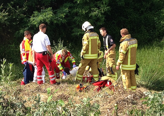 Eine Person droht in einem Moor zu versinken. Foto: Feuerwehr Hannover