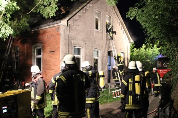 Menschenleben in Gefahr. Gleich sechs Personen musste die Feuerwehr aus einem brennenden Wohnhaus in Norden retten. Foto: Thomas Weege Menschenleben in Gefahr. Gleich sechs Personen musste die Feuerwehr aus einem brennenden Wohnhaus in Norden retten. Foto: Thomas Weege