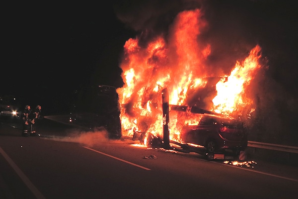 Brennender Autotransporter auf der A 27. Foto: ffver.de