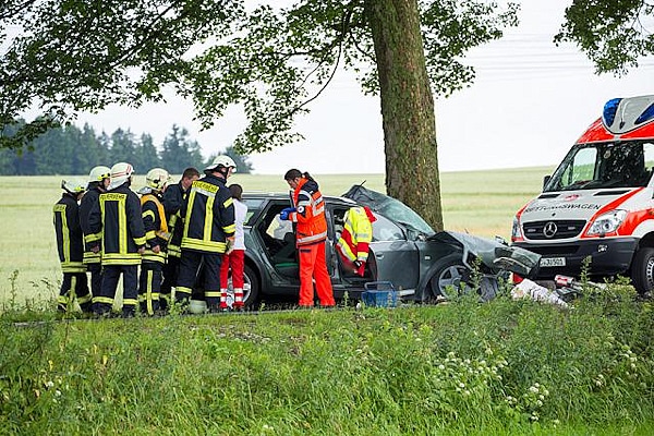 Feuerwehrleute an der Unfallstelle bei Crottendorf. Foto: Bernd März