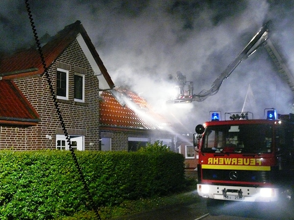 Brand in Espelkamp: Eine Rakete setzte dieses Wohnhaus in Brand. Foto: Polizei