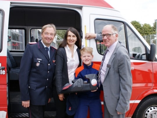 FUK-Geschäftsführer Thomas Wittschurky demonstriert am Jugendfeuerwehrmitglied Kilian Schulte von der JF Celle-Altenhagen, gemeinsam mit der Bundestagsabgeordneten Kirsten Lühmann und dem stellvertretenden Stadtbrandmeister aus Celle, Bernd Müller, die Handhabung des neuen Körpergrößenmesser der FUK. Foto: Olaf Rebmann
