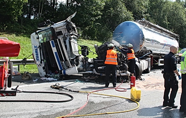 Ein Tanklastzug prallte auf der A 261 bei Hamburg so heftig auf eine vorausfahrenden Sattelzug, dass die Fahrerkabine abgerissen wurde. Der Fahrer starb noch an der Unfallstelle. Foto: Köhlbrandt