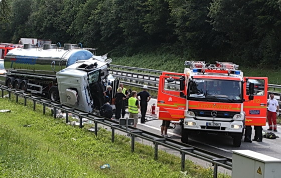 Trotz sofort eigeleiteter Reanimationsversuche starb der Fahrer noch an der Unfallstelle. Foto: Köhlbrandt