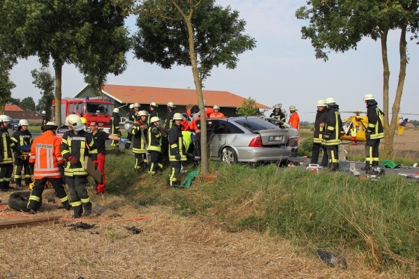 Ein Fahranfänger ist in Norden mit seinem Opel schwer verunglückt. Rettungskräfte befreien das eingeklemmte Opfer. Foto: Thomas Weege Ein Fahranfänger ist in Norden mit seinem Opel schwer verunglückt. Rettungskräfte befreien das eingeklemmte Opfer. Foto: Thomas Weege