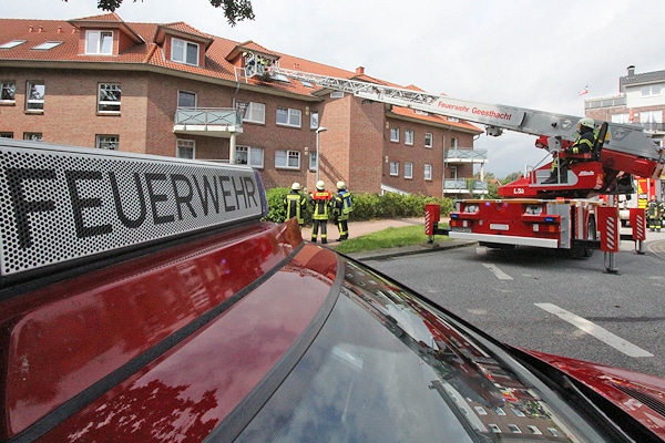 Die Feuerwehr geht über eine Drehleiter vor, nachdem ein Rauchmelder in diesem Haus ein Feuer gemeldet hat. Foto: Timo Jann Die Feuerwehr geht über eine Drehleiter vor, nachdem ein Rauchmelder in diesem Haus ein Feuer gemeldet hat. Foto: Timo Jann