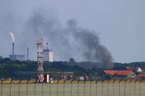 Flugzeugabsturz in Bremen. Vom Flughafen aus ist eine große Rauchwolke an der Absturzstelle sichtbar. Foto: Andreas Fietz