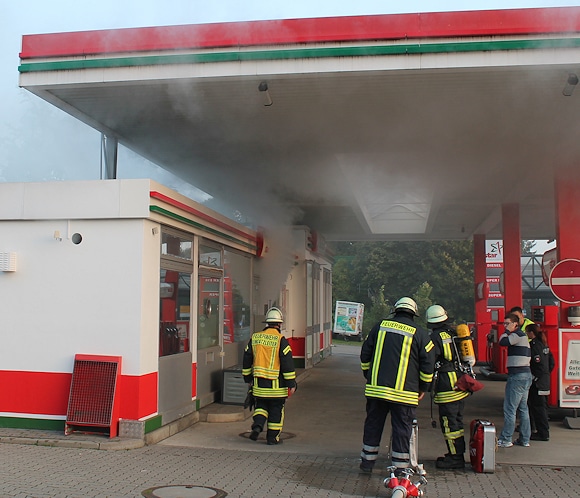 "Rauchentwicklung" im Verkaufsraum einer Tankstelle: Eine Nebelmaschine, die zum Einbruchschutz gehört, hatte irrtümlich ausgelöst. Foto: Feuerwehr