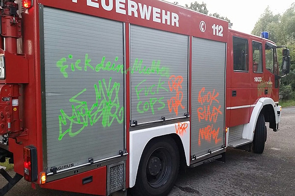 Vandalismus: Unbekannte Sprayer verunstalteten dieses Löschfahrzeug in Rostock. Foto: Stefan Tretropp
