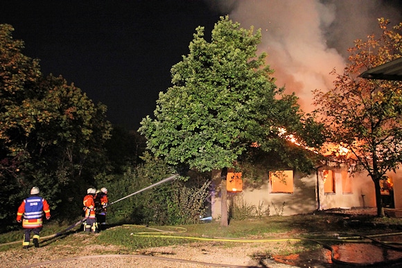 Das DRK-Heim in Frickenhausen-Linsenhofen brennt nach Brandstiftung in voller Ausdehnung. Foto: 7aktuell.de