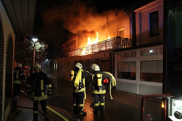 Ein Angriffstrupp macht sich bei einem Gebäudebrand auf der Nordseeinsel Norderney fertig zur Brandbekämpfung. Die Feuerwehr brachte insgesamt elf Bewohner in Sicherheit. Foto: Feuerwehr Norderney