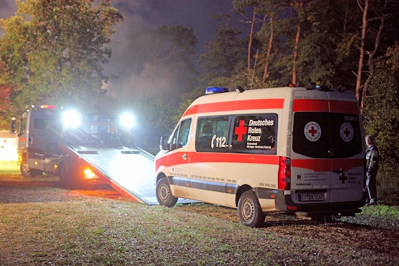 Fahrzeugsicherstellung: Das Einsatzfahrzeug der DRK-Bereitschaft wird abgeschleppt. Der oder die Täter hatten es vor der Feuerlegung ins Freie gefahren. Foto: 7aktuell.de