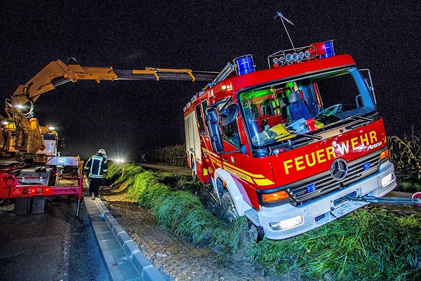 Unfall mit Feuerwehrfahrzeug: Dieses LF 16/12 rutschte eine Böschung hinab, nachdem ein Pkw das Feuerwehrfahrzeug zum Ausweichen gezwungen hatte. Foto: 7aktuell.de/Karsten Schmalz