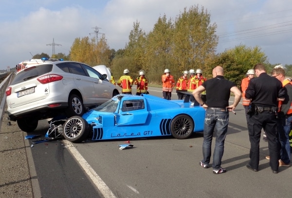 Ein straßenzugelassener Rennwagen vom Typ Fahlke Larea GT 1 ist bei einem Unfall auf der A1 bei Dibbersen schwer beschädigt worden. Foto: Feuerwehr Seevetal