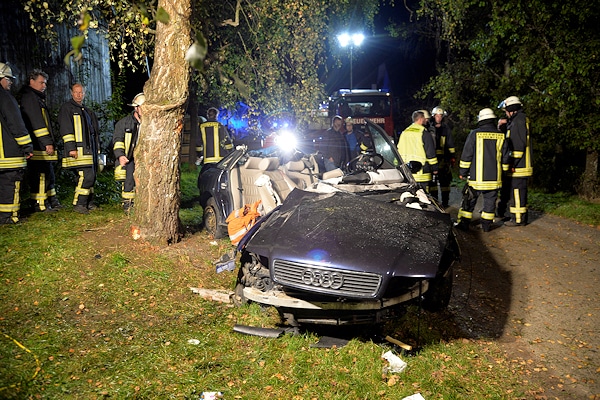 Unfall in Leidringen: Die Feuerwehr hat zwei Kameraden aus diesem verunglückten Pkw befreit. Foto: Friebe PR