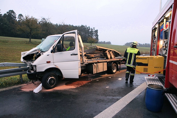 Dieser Transporter prallte gegen den Streifenwagen. Foto: News5