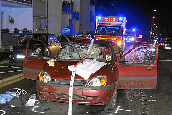 Das Auto eines Feuerwehrmannes erfasste in Remscheid eine Mutter mit ihrem Kind, welches sie auf dem Arm trug.