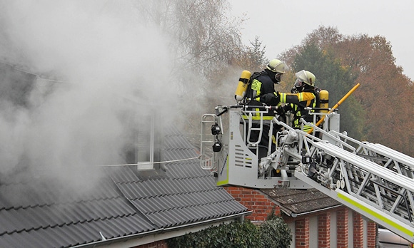 Atemschutz-Notfall: Ein Feuerwehrmann hatte bei diesem Einsatz ein Problem mit der Luftzufuhr. Foto: Jann