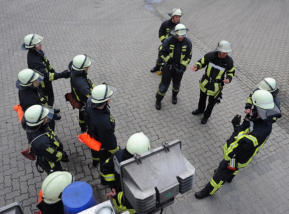 Egal ob Berufsfeuerwehr oder freiwillige Feuerwehr: diese Formation kennt jedes Feuerwehrmitglied mindestens vom Beginn seiner Karriere: Antreten hinterm Fahrzeug. Foto: Scheer