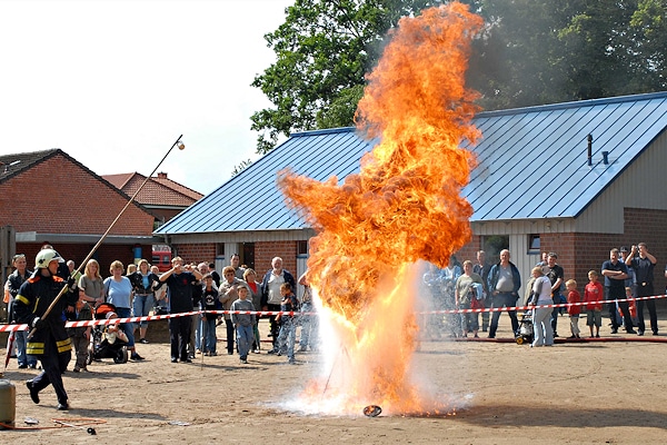 Symbolfoto: Auch das ist Öffentlichkeitsarbeit - hier nicht organisiert vom Landesfeuerwehrverband, sondern von der Freiwilligen Feuerwehr Krummesse, die eine Fettexplosion demonstriert. Foto: Christian Nimtz