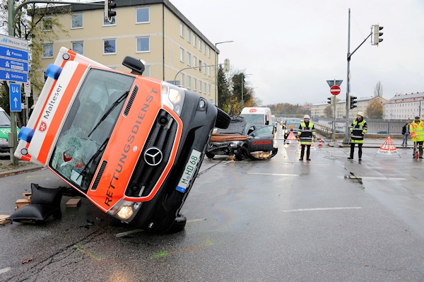 Rettungswagen-Unfall in München: die Feuerwehr richtet einen verunglückten RTW wieder auf. Foto: Feuerwehr München