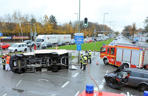 Nach dem RTW-Unfall kam es im Kreuzungsbereich zu Behinderungen. Foto: Feuerwehr München