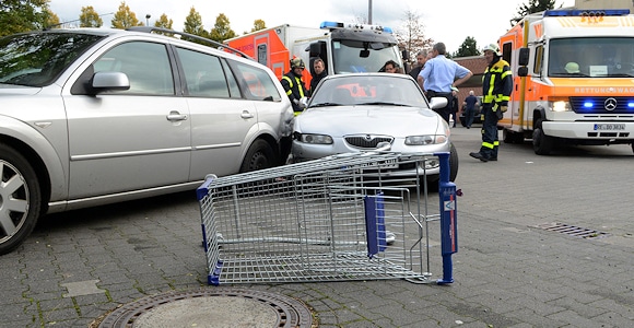 Missglückter Ausparkversuch: Schwerer Unfall auf Supermarktparkplatz in Dorsten. Foto: Bludau