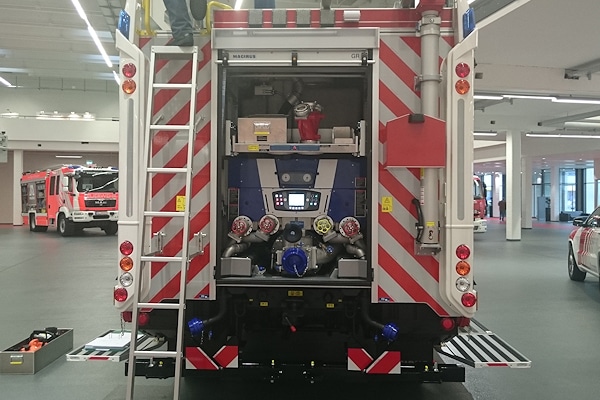 Neues LF 20 der Feuerwehr Dassow: Die Warnbeklebung am Heck wird zum Problem. Foto: Feuerwehr