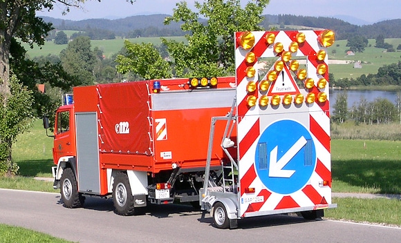 Symbolfoto: Feuerwehrfahrzeug mit Verkehrssicherungsanhänger (VSA). Foto: Hegemann