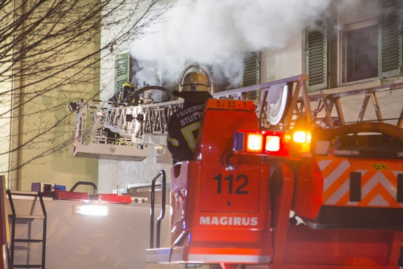 Brand in Bad Cannstatt: mit der Drehleiter wird von außen gelöscht. Foto: 7aktuell/Herlinger