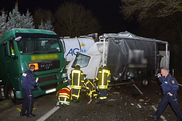 Unfall in Dorsten: ein Lkw ist ungebremst gegen einen Gefahrgut-Lkw geprallt. Foto: Bludau