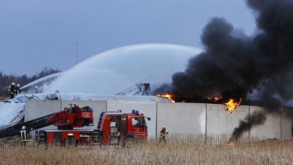 Kräfte bei Löscharbeiten einer brennenden Biogasanlage. Foto: News5 / Goppelt