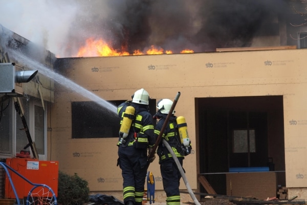Bei Bauarbeiten gerät ein Kindergarten in Iserlohn Brand und wird vollständig zerstört. Foto: Feuerwehr