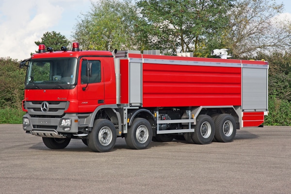 Als Fahrgestell dienen Mercedes Actros 4158 mit 425 kW/578 PS mit teilautomatisiertem Getriebe. Das serienmäßige Fahrerhaus bietet Platz für 3 Mann. Foto: Magirus