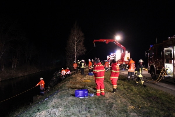 Pkw-im-Kanal-Wiesmoor-09-03-2015