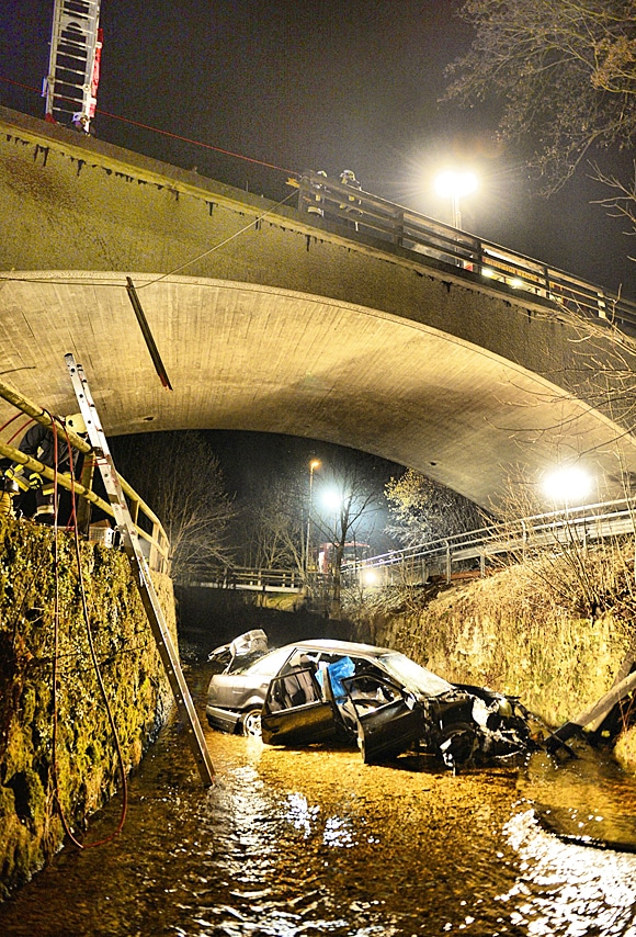 Pkw stürzt 15 Meter tief in ein Flussbett. Foto: fib-FDL