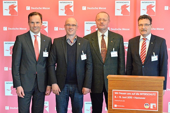 Gruppenbild vor Messe-Logo (von links): Dr. Jochen Köckler, Vorstand Deutsche Messe AG, Dirk Aschenbrenner, Präsident der vfdb, Dr. Uwe Lühmann, Ministerialrat im niedersächsischen Innenministerium, Christoph Unger, Präsident BBK. Foto: Michael Rüffer