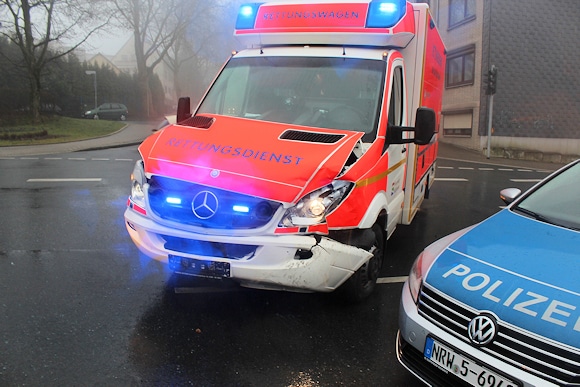 Unfall in Heiligenhaus: der schwer beschädigte Rettungswagen. Foto: Polizei