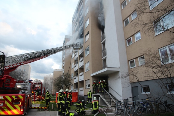 Drehleiter während der Löscharbeiten bei einem Zimmerbrand in Taufkirchen. Foto: Feuerwehr Taufkirchen