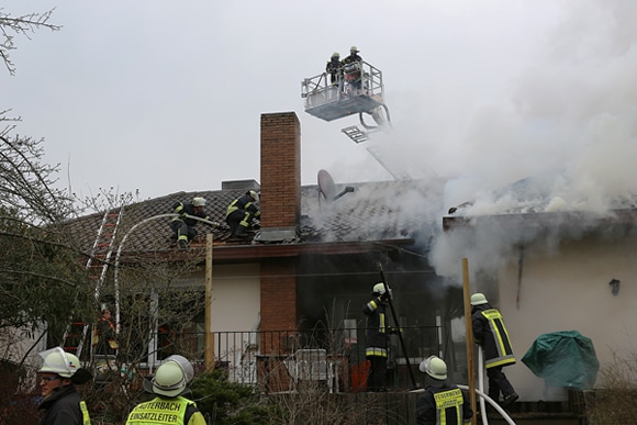 Kräfte der Feuerwehr Lauterbach bei der Bekämpfung eines Dachstuhlbrandes. Foto: Weitzel