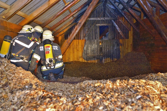 Feuerwehr bei Nachlöscharbeiten in einem Hackschnitzellager. Foto: LFV Franz Fink