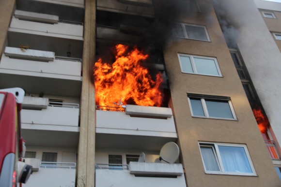 Flammen schlagen aus der Wohnung. Foto: Feuerwehr Taufkirchen