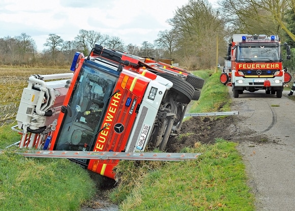 Von der Fahrbahn abgekommenes Hubrettungsfahrzeug der Feuerwehr Nordhorn. Foto: Konjer