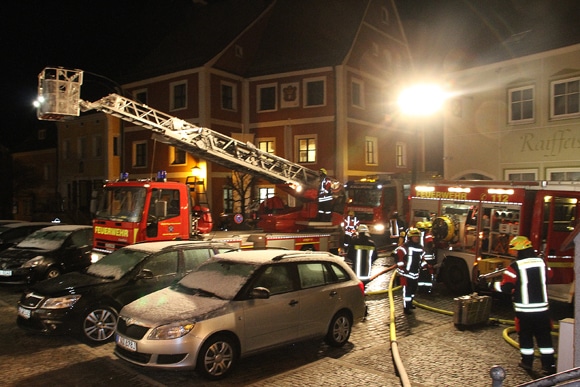 Nach der Stürmung einer Wohnung durch das SEK in Kallmünz ist die Feuerwehr mit Löscharbeiten beschäftigt. Foto: kamera24.tv