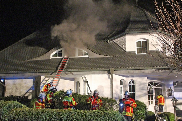 Menschrettung mit Hilfe einer Steckleiter aus dem ersten Obergeschoss. Foto: Feuerwehr Maschen