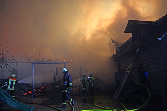 700 Schweine verenden bei Großbrand auf Bauernhof. Foto: News5